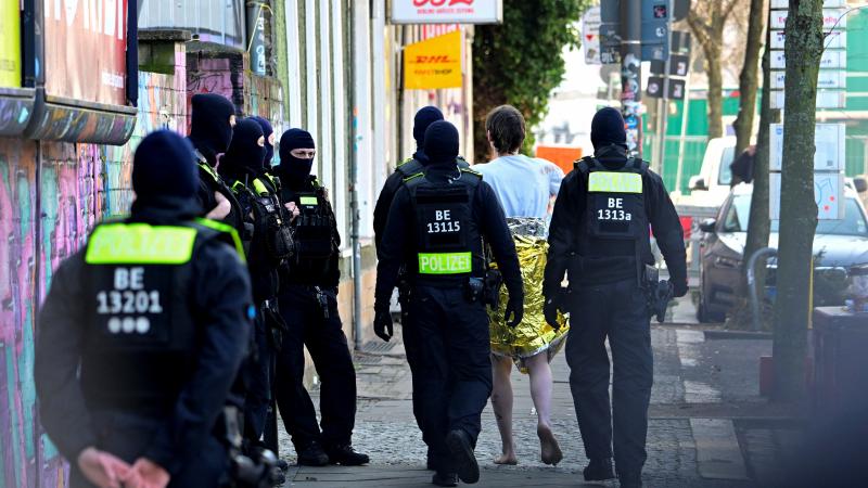 allemagne: des coups de feu lors d’une opération de police contre un groupe terroriste à berlin
