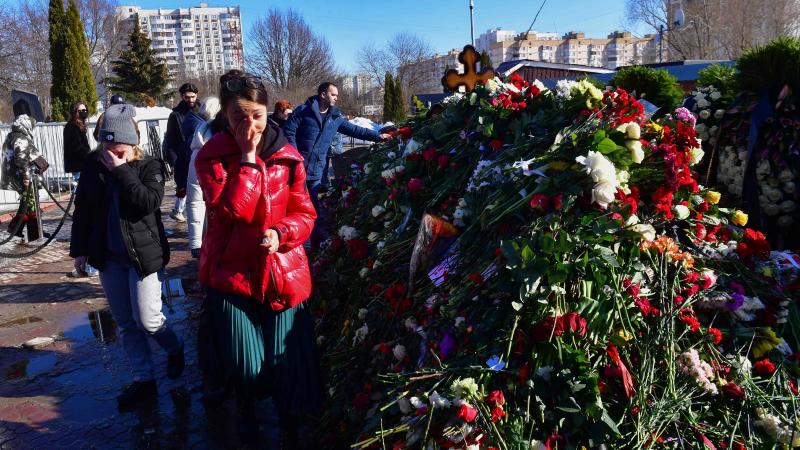 décès d’alexeï navalny : les images de sa tombe ensevelie sous les fleurs