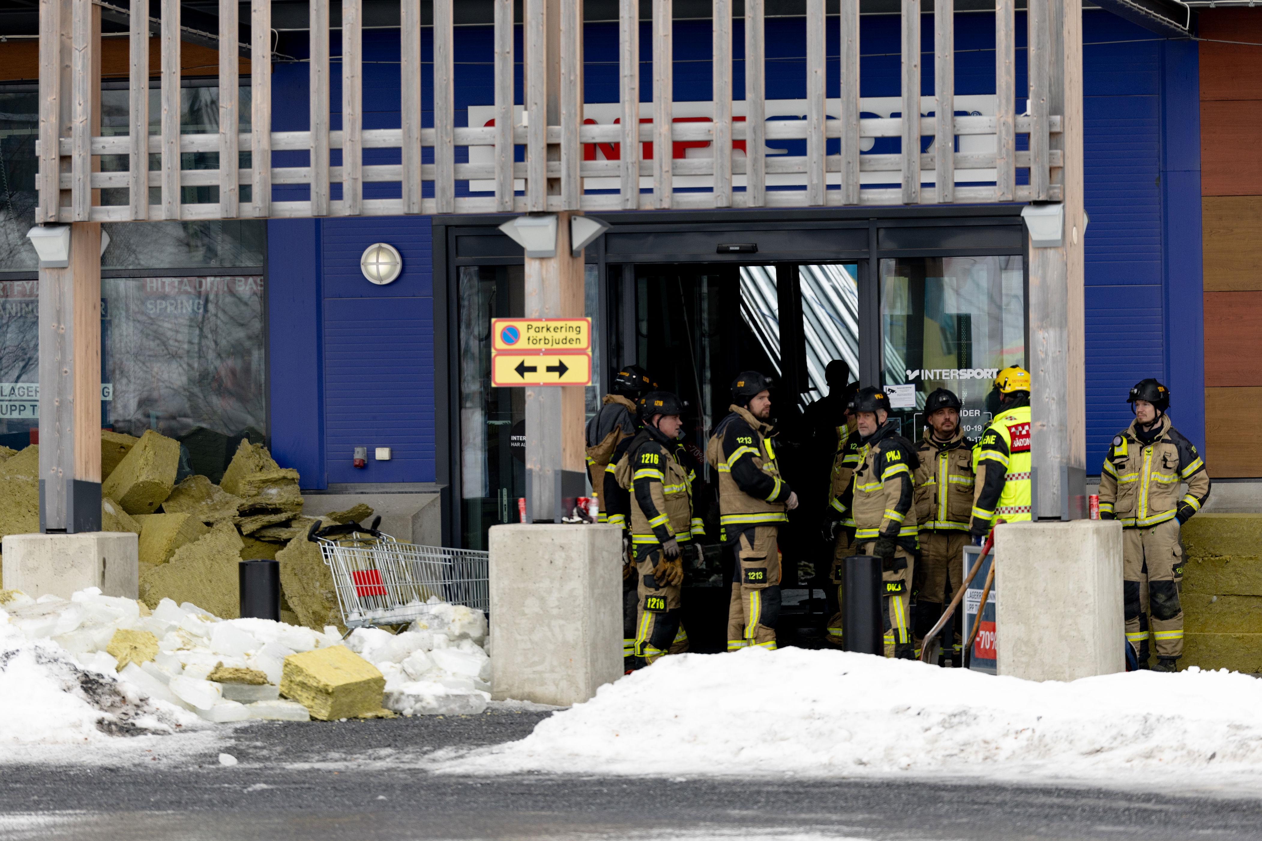 tak falt ned på kjøpesenter i östersund – norsk helikopter på vei