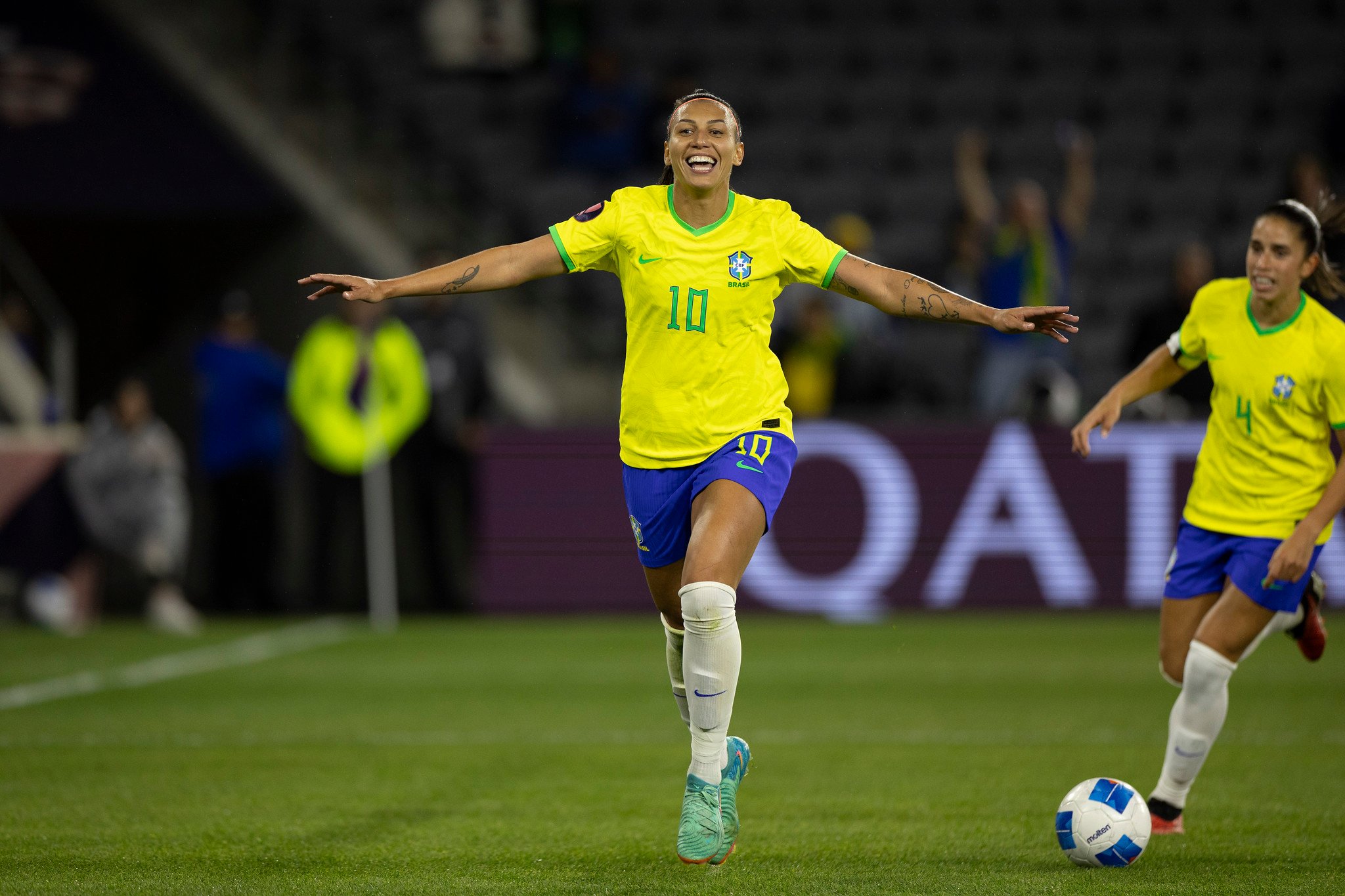 coletividade e força ofensiva marcam atropelo do brasil sobre a argentina na copa ouro feminina