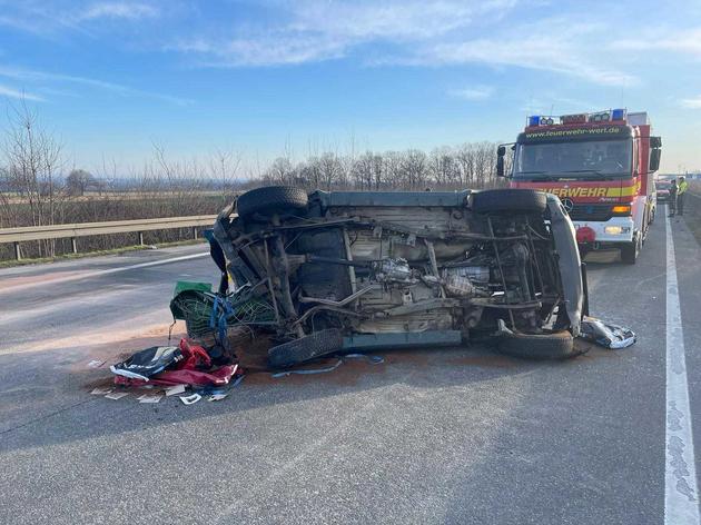 Zwei Autos Nach Schwerem Unfall Auf A44 Komplett Ausgebrannt