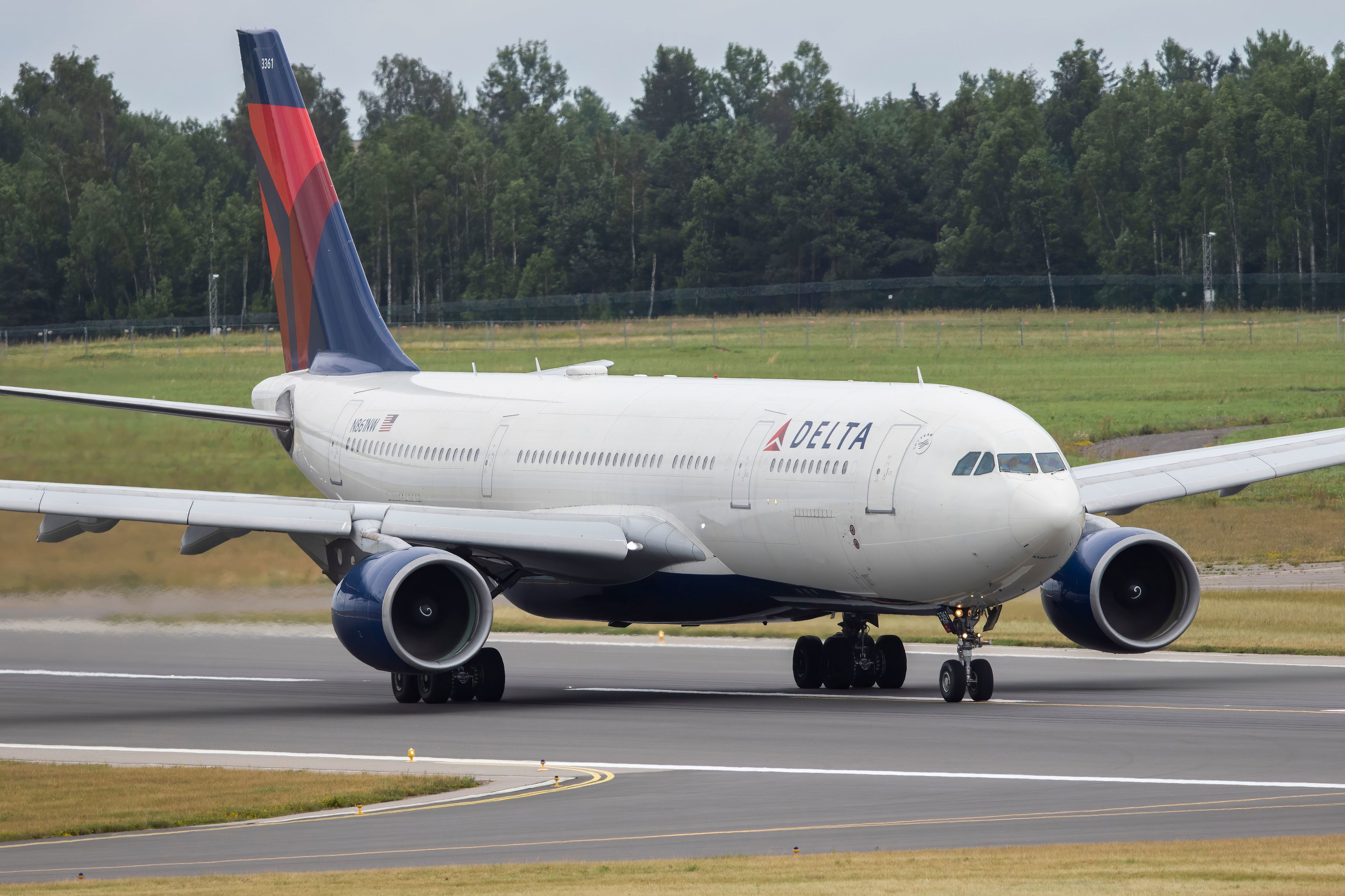 runway lights were “not working” during delta air lines airbus a330-200 emergency landing in syracuse