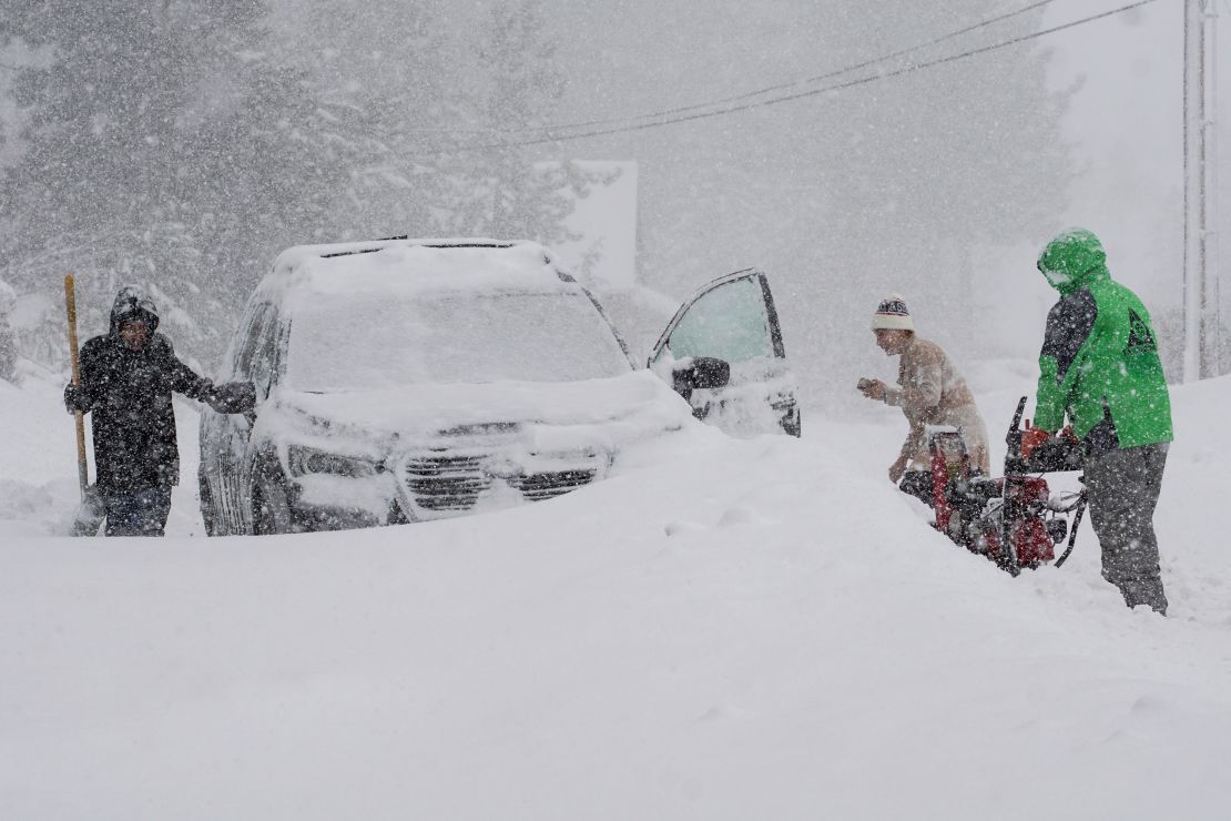 una poderosa tormenta de nieve en california cierra carreteras y estaciones de esquí mientras fuertes nevadas y fuertes vientos azotan las montañas