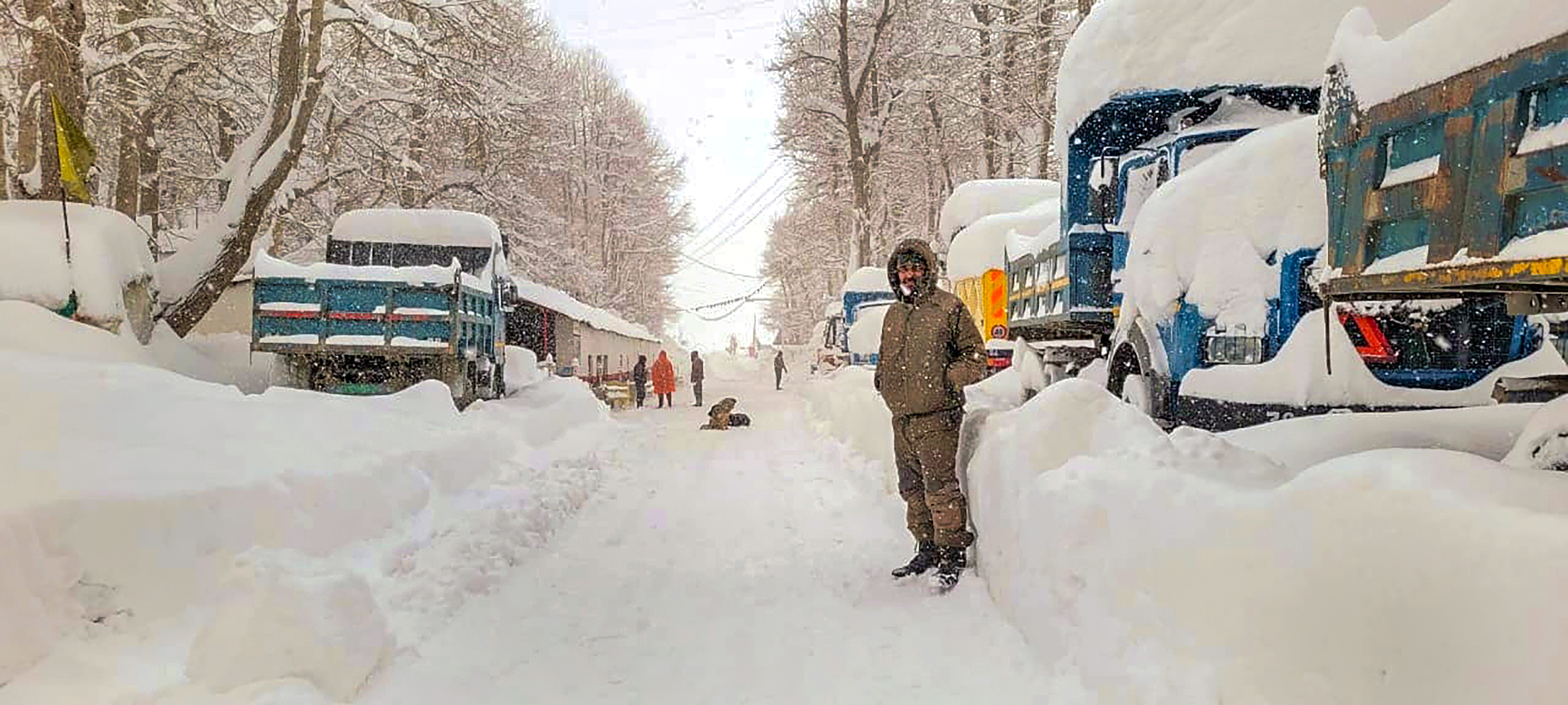 avalanche in lahaul and spiti obstructs chenab's flow; over 650 roads closed in hp due to snow, rain
