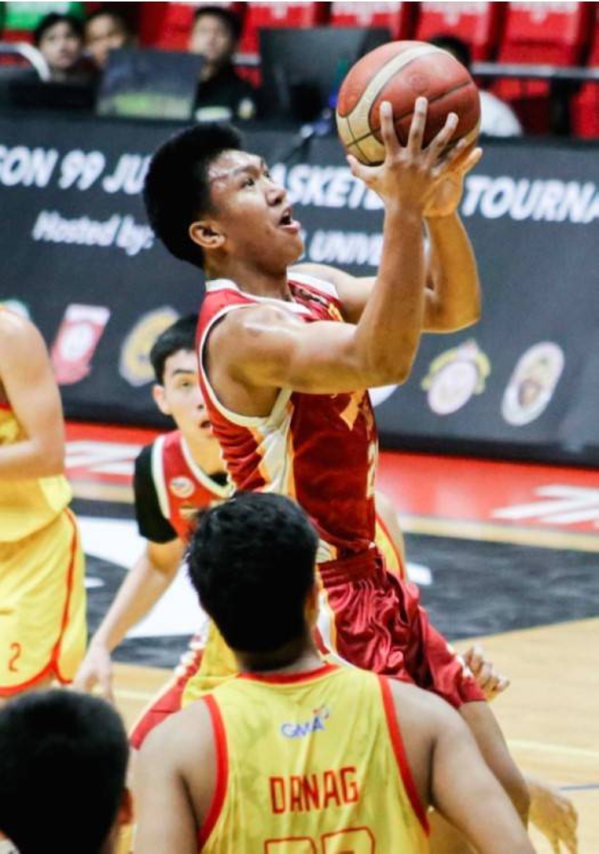 junior altas rout stags, secure final 4 top seed