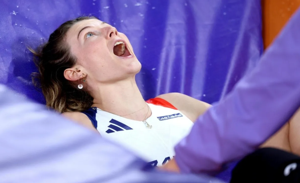 las impactantes imágenes de una atleta francesa que se lesionó en el salto con garrocha
