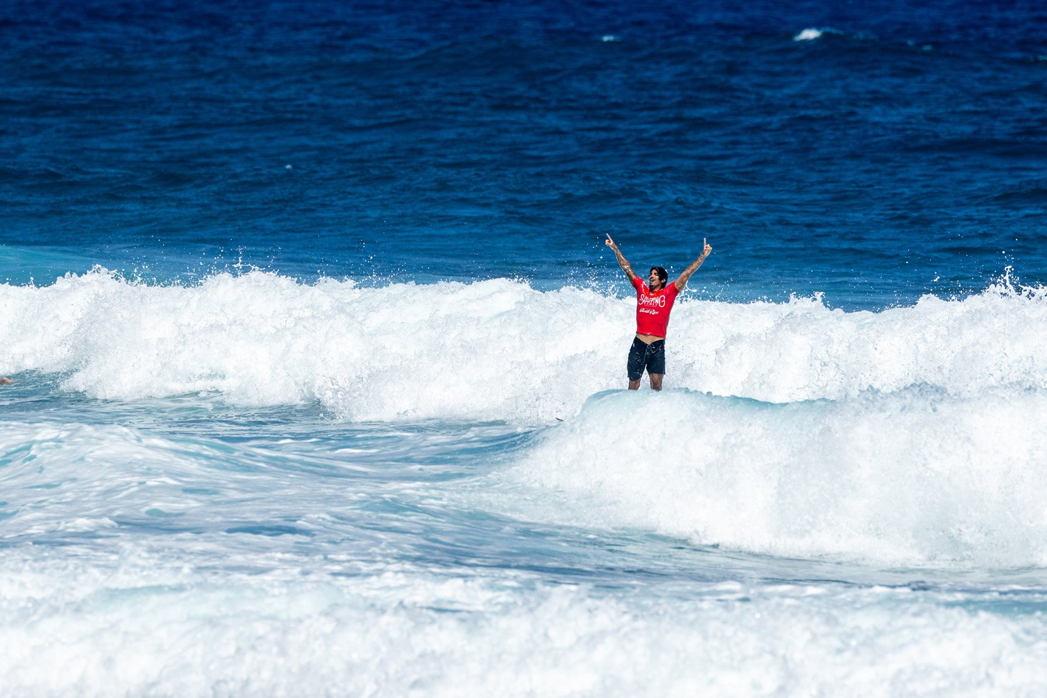 surfe: gabriel medina é campeão invicto e luana silva conquista vaga olímpica
