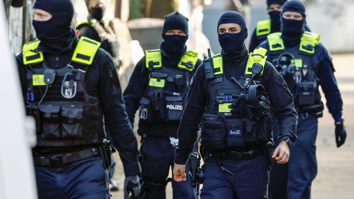 durchsuchungen und festnahmen: deutsche polizei sucht auf hochtouren nach raf-mitgliedern