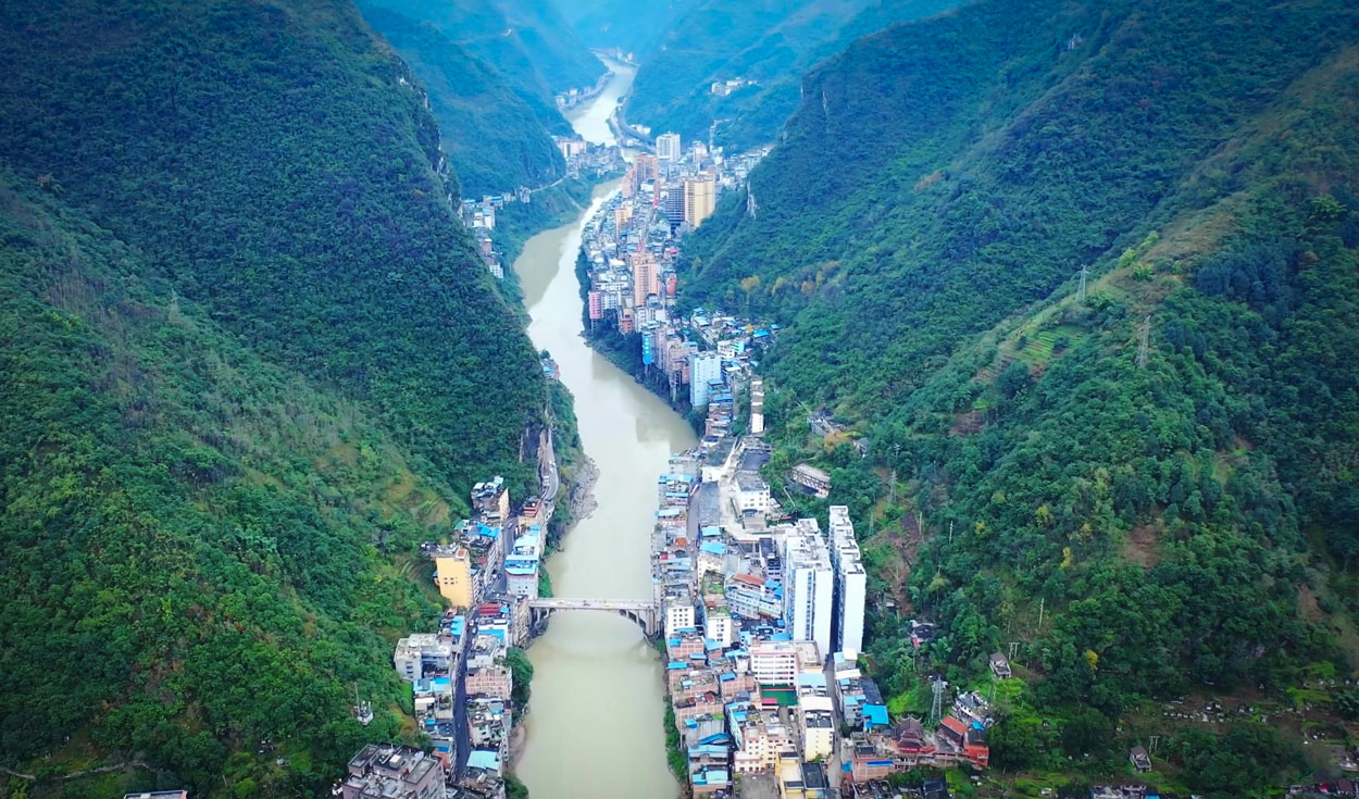 descubre la ciudad más estrecha del mundo: tiene más de 400.000 habitantes y está dividida por un río