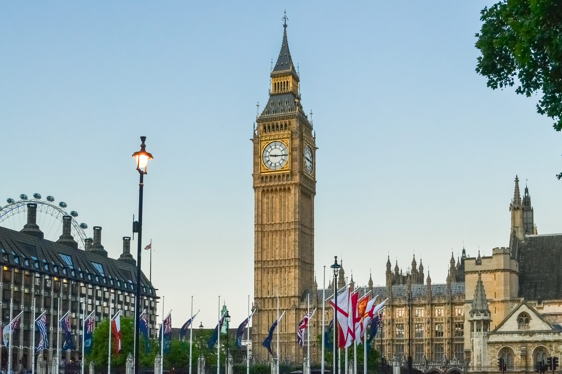 <p>Find out the details about the new fee that you will have to pay (and pass an evaluation) to be able to enter the United Kingdom.</p> <p><a href="https://www.msn.com/en-us/channel/source/Showbizz%20Daily%20English/sr-vid-w8hcuhvu3f8qr5wn5rk8xhsu5x8irqrgtxcypg4uxvn7tq9vkkfa?cvid=cddbc5c4fc9748a196a59c4cb5f3d12a&ei=7" rel="noopener">Follow Showbizz Daily to stay informed</a></p>