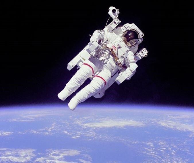 ¿qué sucedería si un astronauta muere en lugares como la luna o marte?