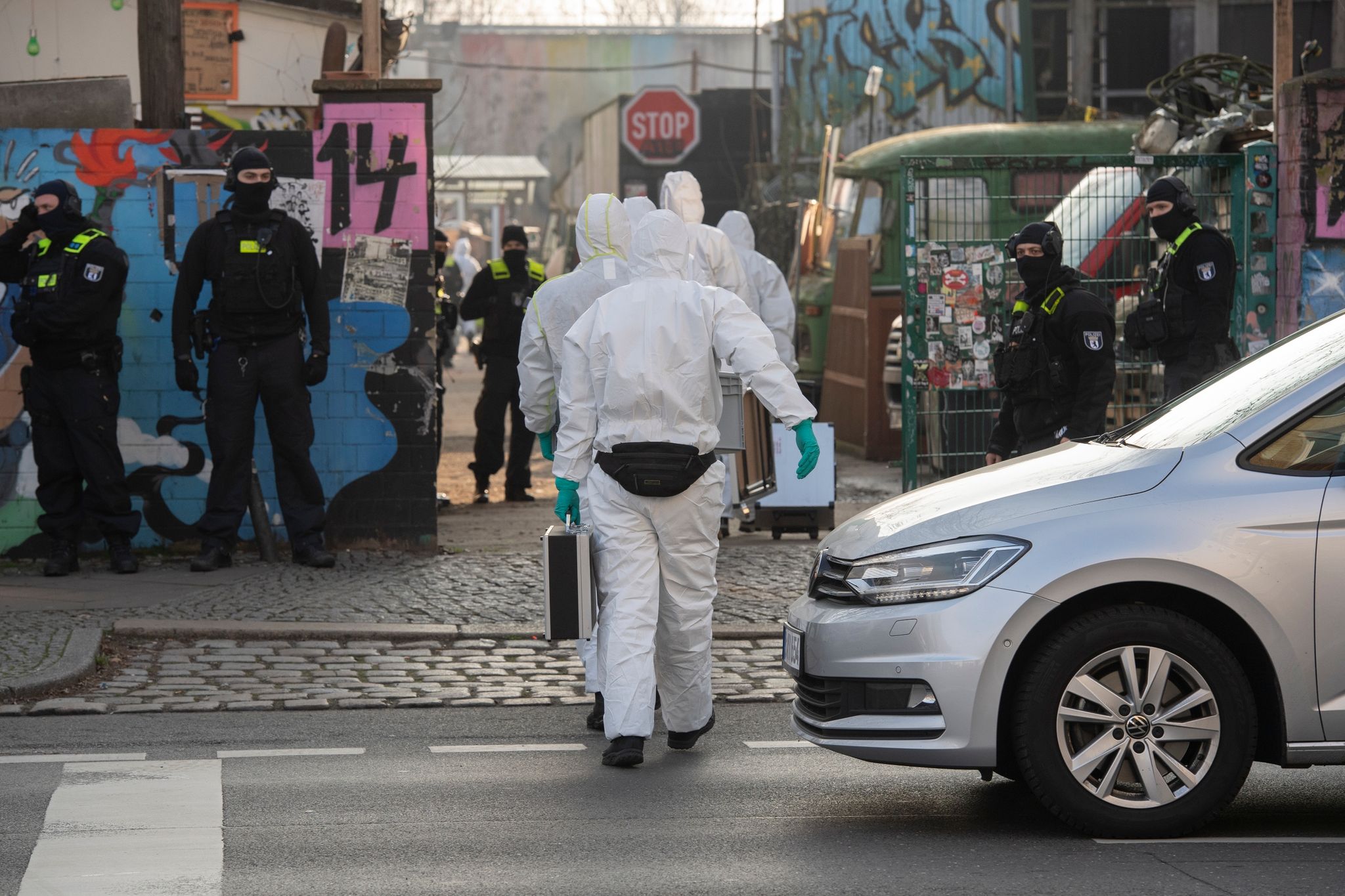 Polizei Durchsucht Bei RAF-Fahndung Wagenburg Und Wohnung