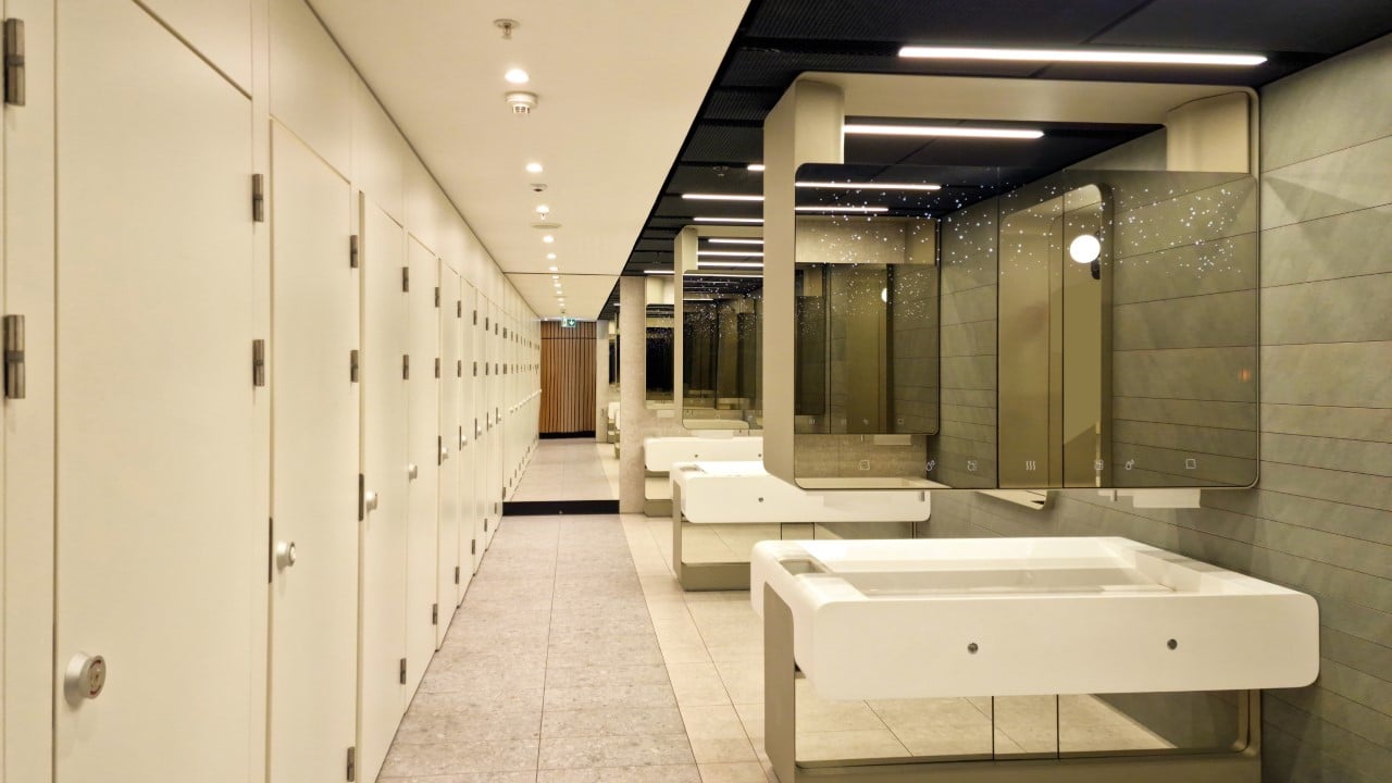 <p>Europeans who travel to the United States share one common complaint on social media: the doors on restroom stalls. In Europe, public toilets are either individual rooms or fully enclosed stalls. There is no need to worry about massive gaps; just enjoy the luxury of complete privacy.</p>