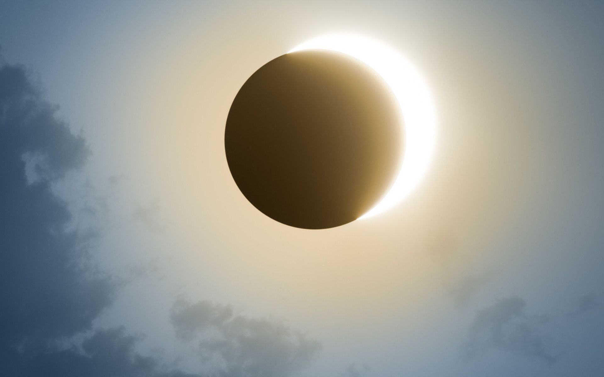 as nuvens desaparecem durante um eclipse solar? entenda o motivo