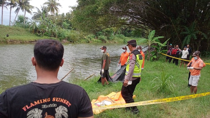 sesosok mayat pria ditemukan di sungai di kulon progo
