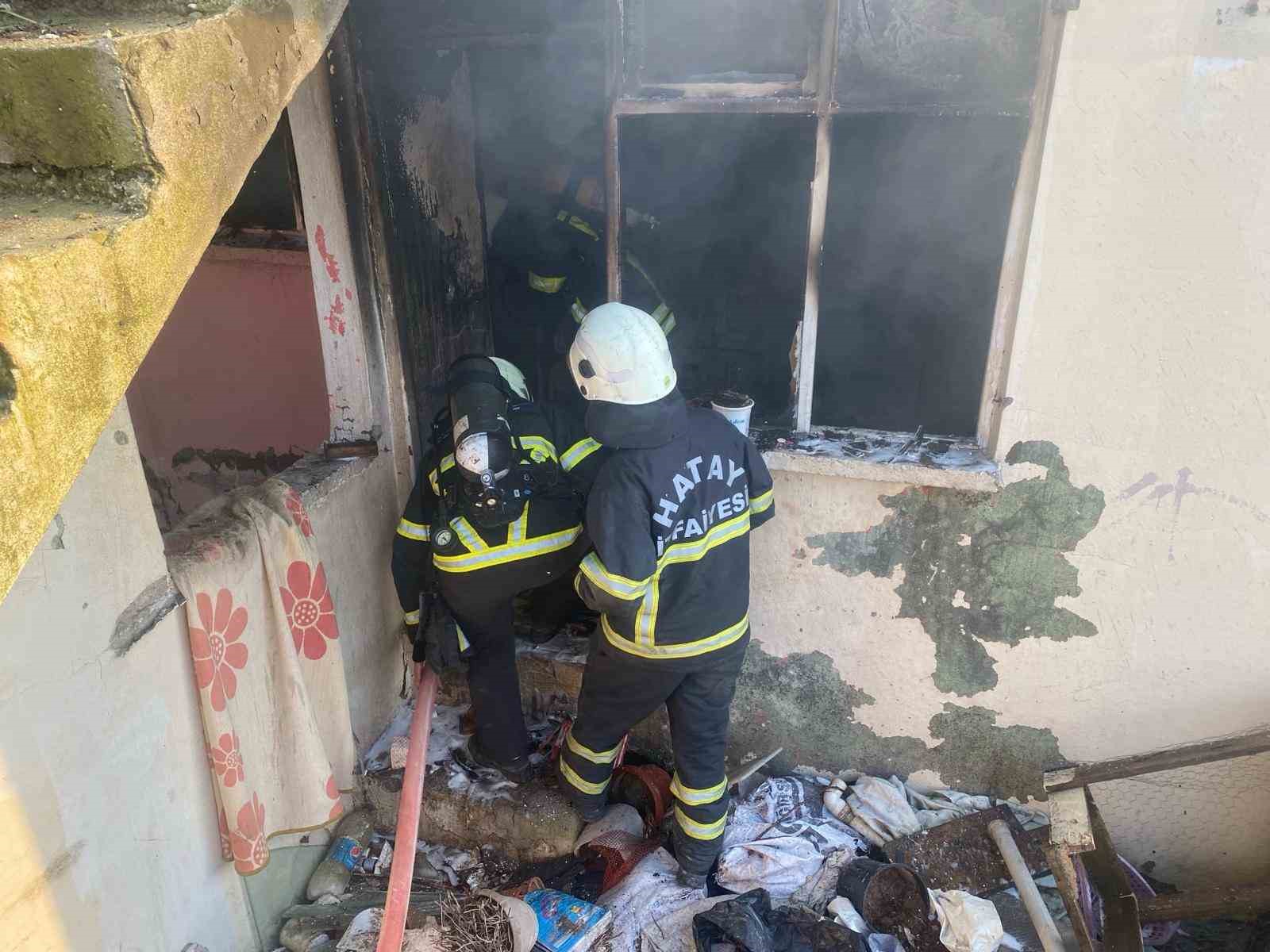 antakya’da meydana gelen ev yangınına itfaiye ekipleri müdahale etti