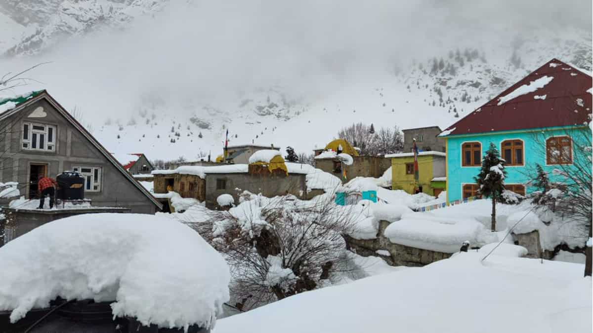 heavy snowfall in himachal's spiti valley blocks over 650 roads; tourists shifted to safer locations