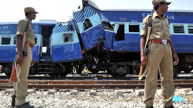 un accident de train fait 14 mort en inde : les conducteurs regardaient du cricket