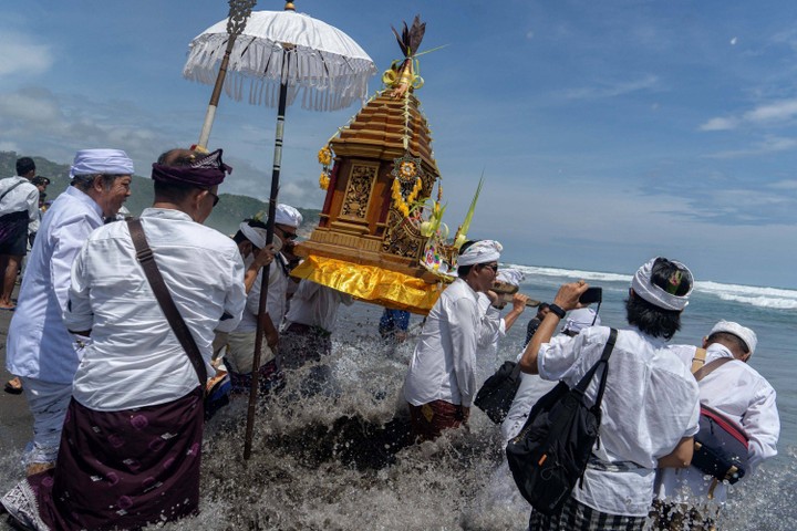 foto: khidmatnya upacara melasti di pantai parangkusumo