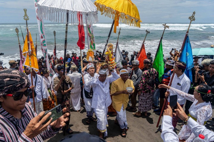 foto: khidmatnya upacara melasti di pantai parangkusumo