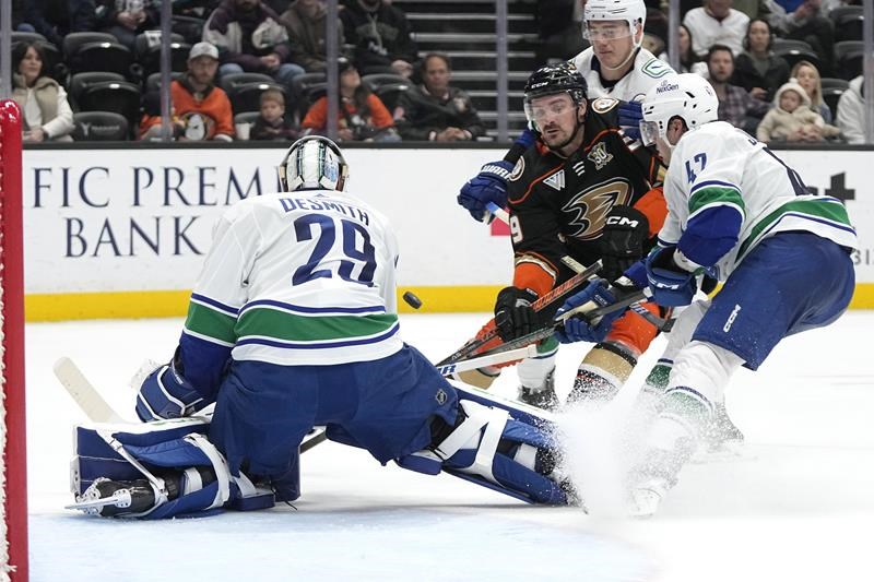 canucks snap losing streak by grinding out 2-1 win over ducks