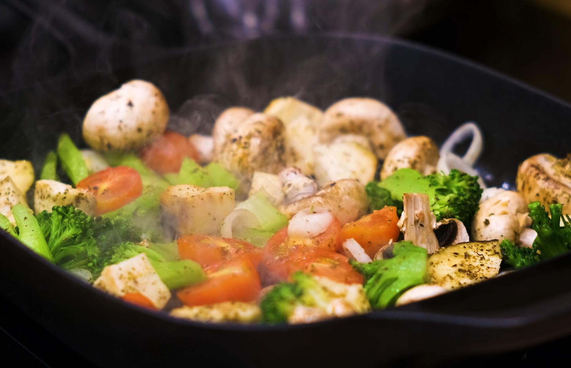 Kochen mit der Heißluftfritteuse? Mit diesen Tipps klappt es garantiert