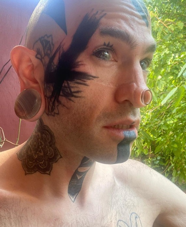 «mi sono tatuato gli occhi e ho tagliato la punta del naso: ora voglio eliminare l'ombelico. il mio obiettivo è non sembrare un essere umano»