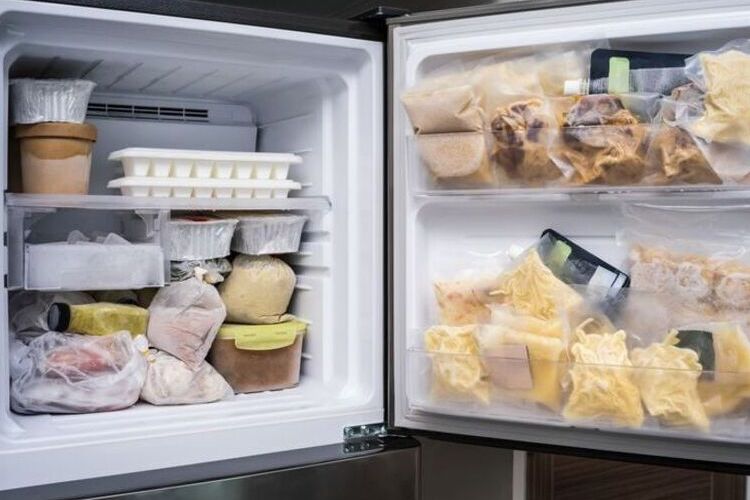 10 makanan yang tidak boleh disimpan dalam freezer karena bikin kualitasnya rusak, no. 3 paling sering ibu-ibu lakukan