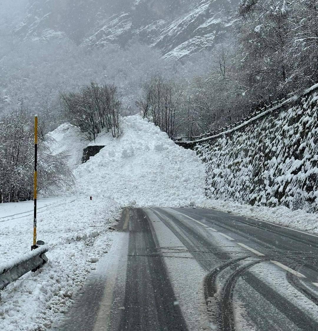 avalanche deixa mais de 6.000 pessoas isoladas no norte de itália
