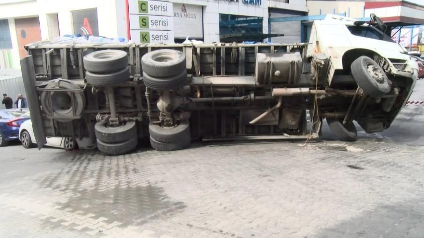 i̇stanbul'da virajı alamayan kamyon 2 otomobili ezdi