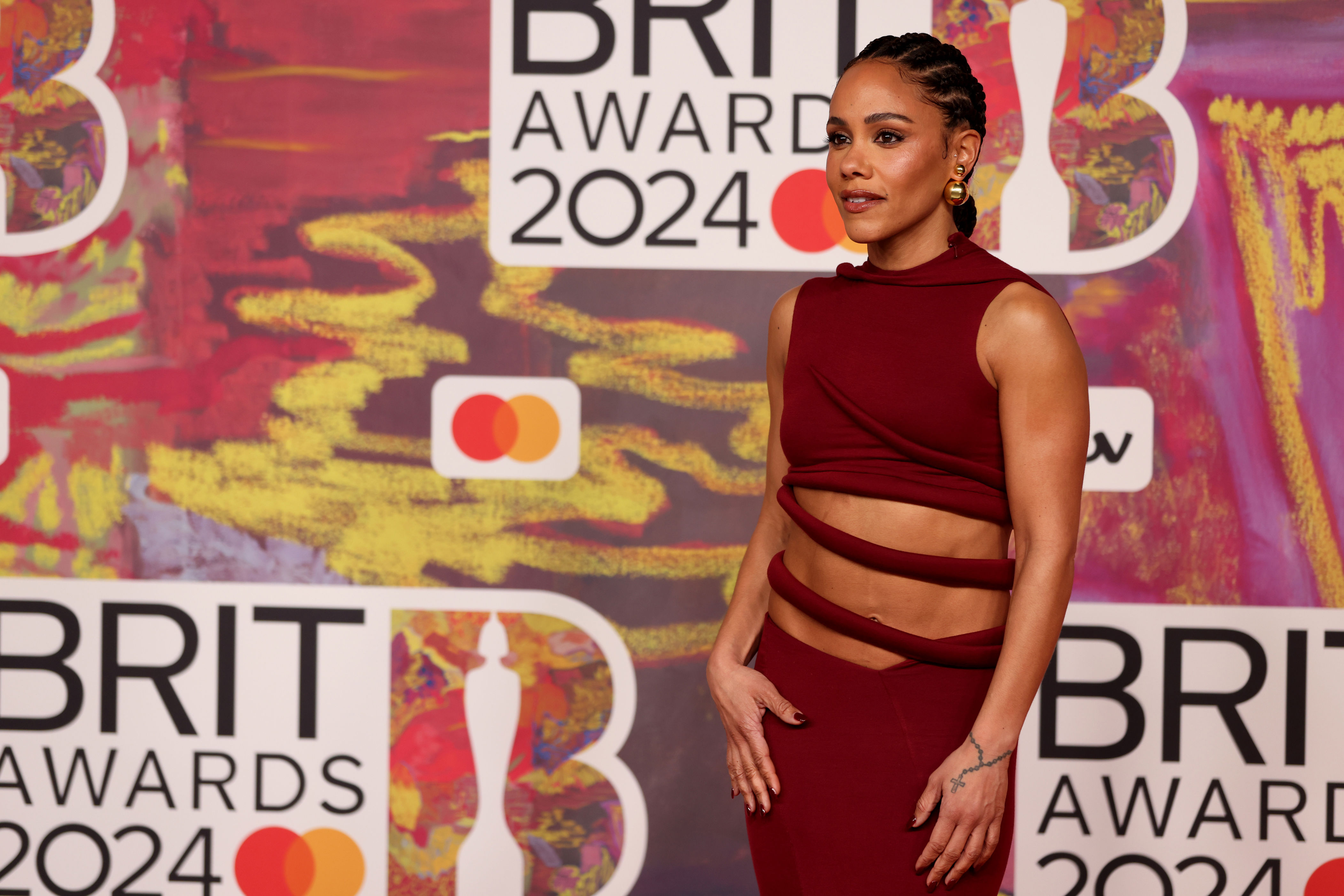 british singer-songwriter raye makes history at the 2024 brit awards
