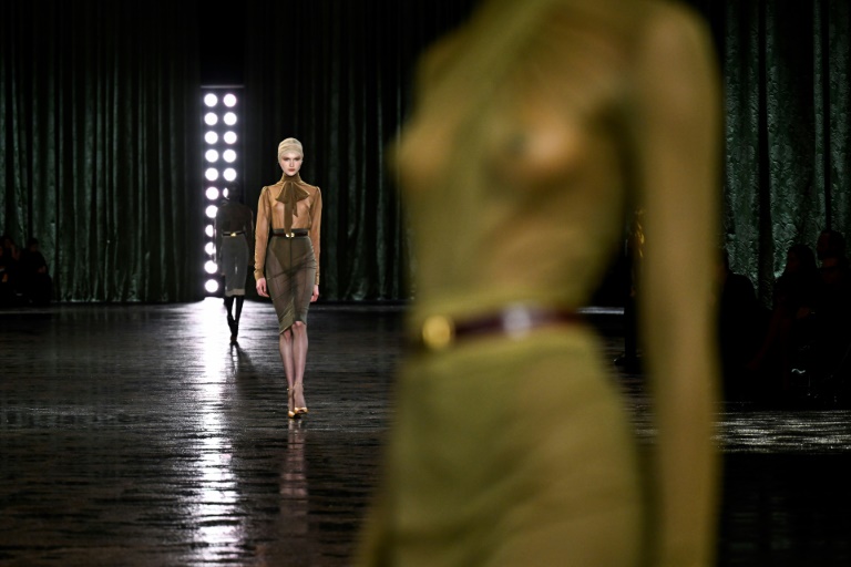a transparência volta ao destaque na semana de moda parisiense