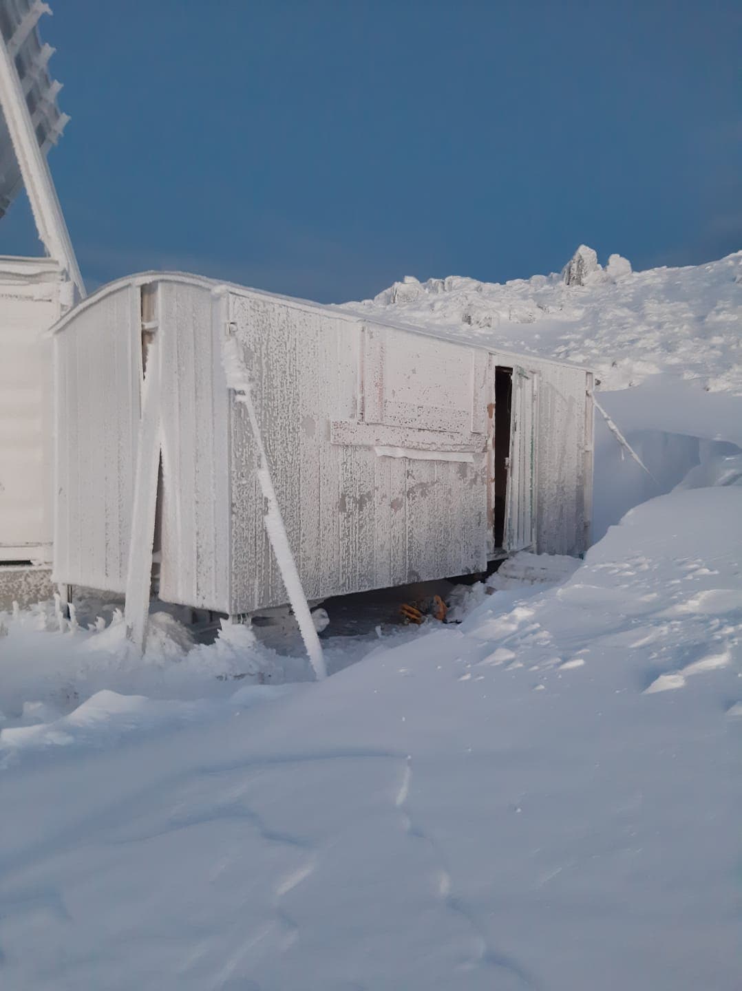 un couple passe la nuit bloqué à l’observatoire du mont chiran à cause des chutes de neige