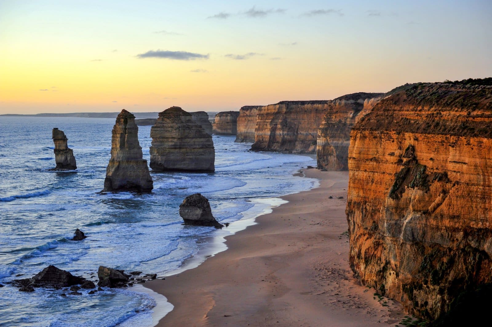 <p>Hike along Australia’s southeastern coast, enjoying spectacular ocean views and wildlife.</p>