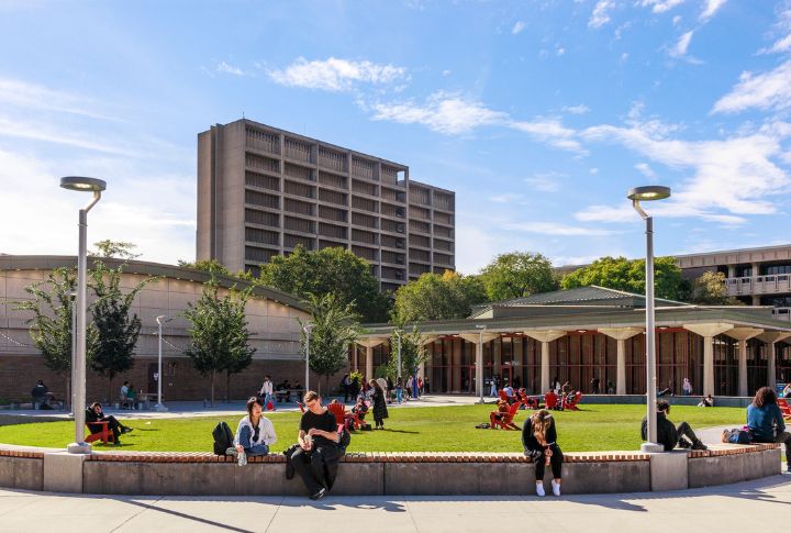 <p>The College of Nursing at the University of Illinois at Chicago excels in research and teaching. Offering various programs from essential to advanced degrees, it addresses urban health issues like unequal health and long-term sickness. Students gain valuable experience in the city environment, preparing them for various healthcare roles.</p>