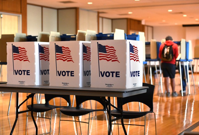 američany čeká volební superúterý ve stínu dominance bidena a trumpa