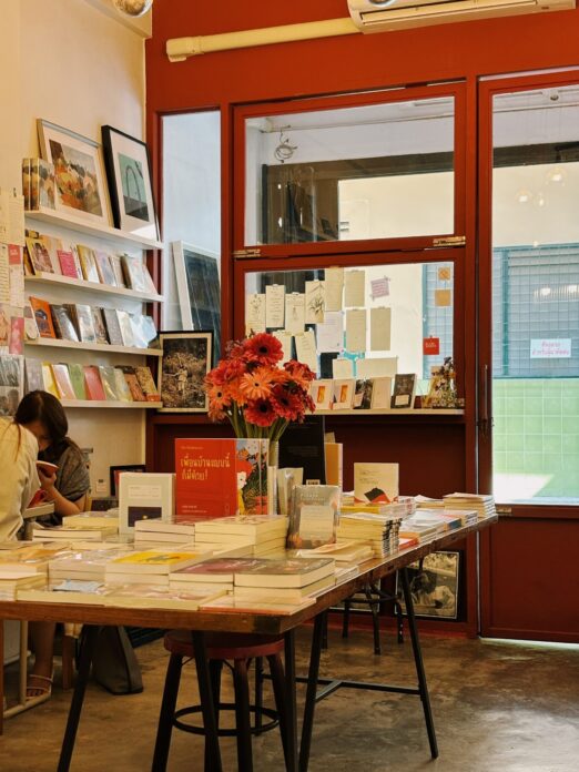 somewhere bookshop ร้านหนังสือประตูสีแดงๆ ที่กรุ่นกลิ่นกาแฟ ความสงบ