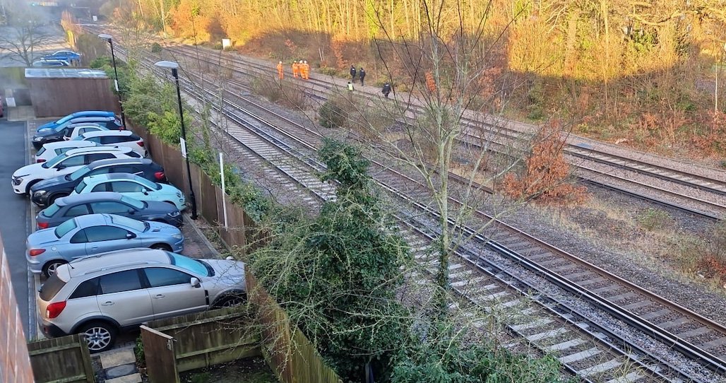 train derails causing travel chaos on major route into london