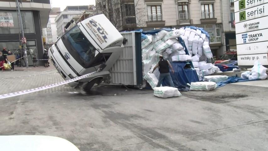 i̇stanbul'da virajı alamayan kamyon 2 otomobili ezdi