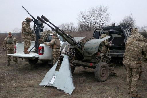 Des militaires ukrainiens préparent leurs armes près de Kiev le 3 janvier 2024. Image d’illustration.