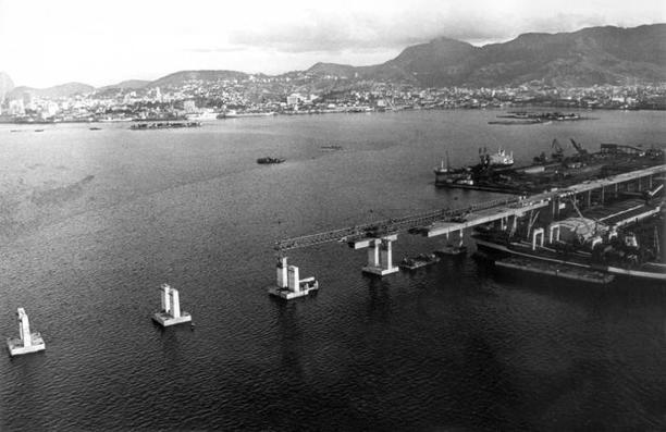 Vista aérea das obras de construção da Ponte Rio-Niterói em 1971 Foto: Acervo Estadão