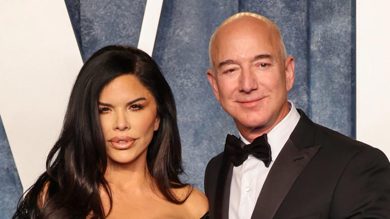 BEVERLY HILLS, CALIFORNIA - MARCH 12: Jeff Bezos (R) and Lauren SÃ¡nchez attend the 2023 Vanity Fair Oscar Party Hosted By Radhika Jones at Wallis Annenberg Center for the Performing Arts on March 12, 2023 in Beverly Hills, California. (Photo by Amy Sussman/Getty Images)