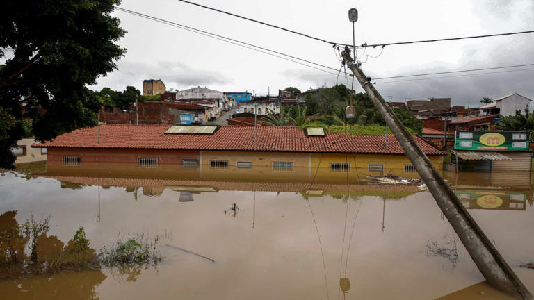 Segundo Waldez Góes, equipes da Defesa Civil atuam no Acre auxiliando prefeituras e o governo do estado a preparar planos de trabalho para a liberação de recursos federais para ações de assistência, restabelecimento e reconstrução