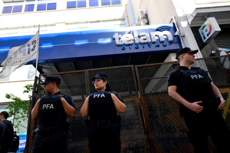 governo argentino suspende agência de notícias télam e cerca seus escritórios