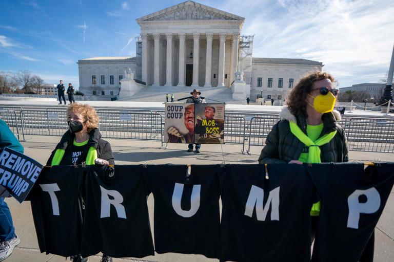 Protesta a las puertas del Supremo el pasado 8 de febrero, día en el que el tribunal escuchó los argumentos en el caso de la inhabilitación de Trump en Colorado. 