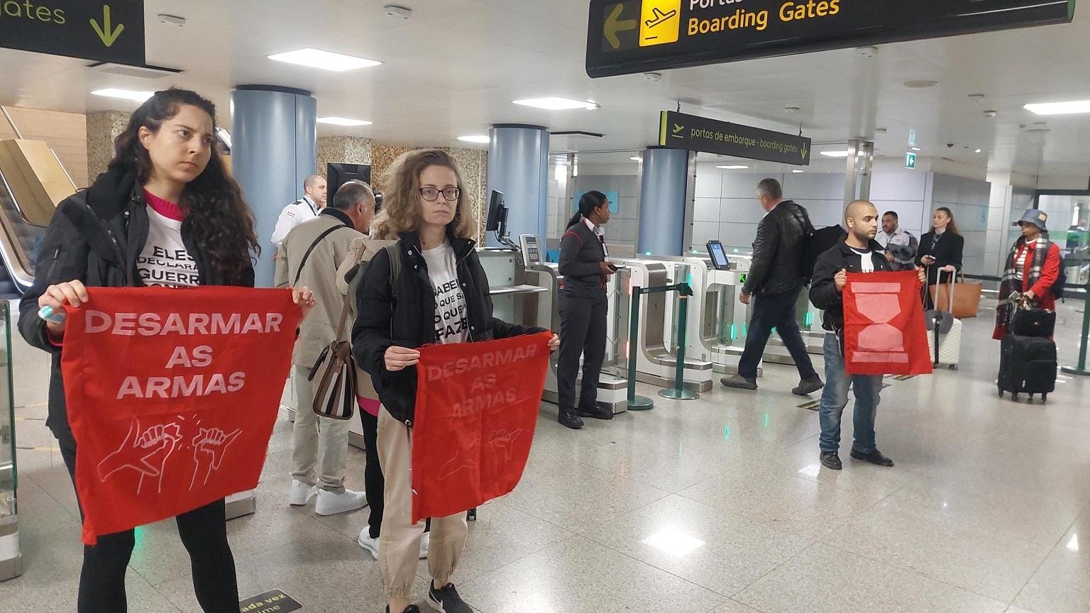 ativistas da climáximo pintar átrio do aeroporto de lisboa