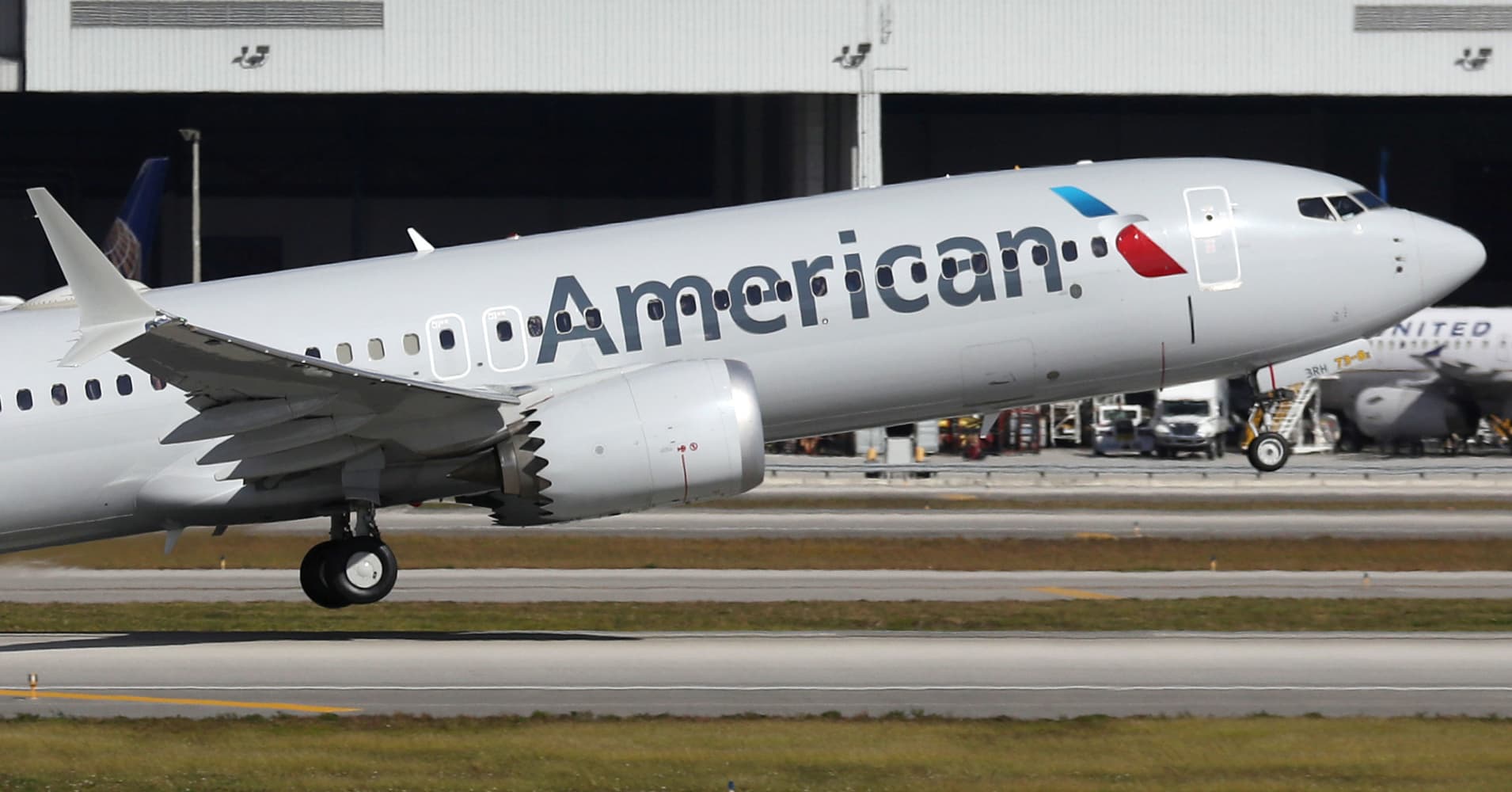 american orders 260 new planes, including boeing max 10s, and plans bigger first class