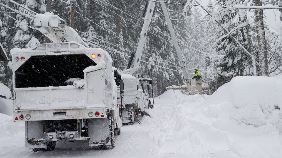 photos: california towns buried under more than 7 feet of snow