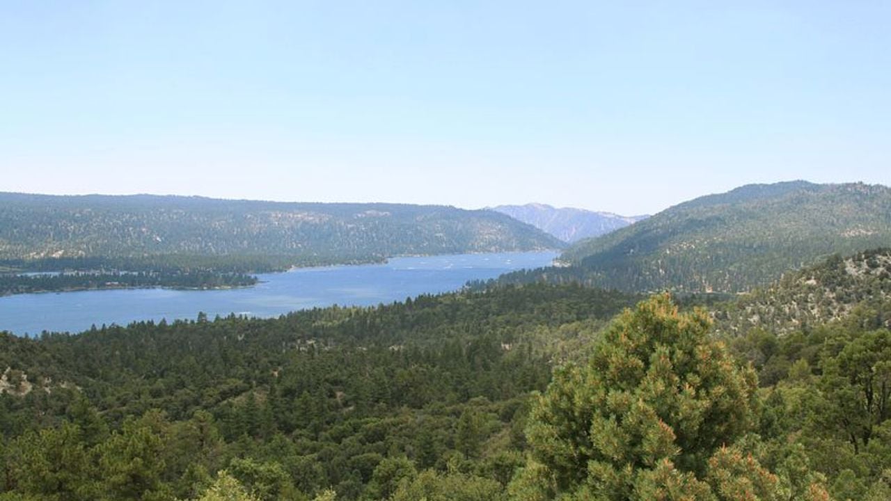 <p><span>Big Bear Lake offers outdoor adventure all year long, in any season. Travelers will love snowboarding, fishing, skiing, mountain biking, hiking, and more. From cozy rental cabins to resorts, private homes, and bed and breakfasts, there are also </span><a class="editor-rtfLink" href="https://www.bigbear.com/places-to-stay/" rel="noopener"><span>accommodations</span></a><span> to fit every price range.</span></p>