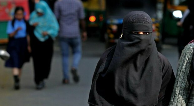 bimba di 10 anni entra a scuola con il niqab, la maestra le fa scoprire il volto: il caso a pordenone